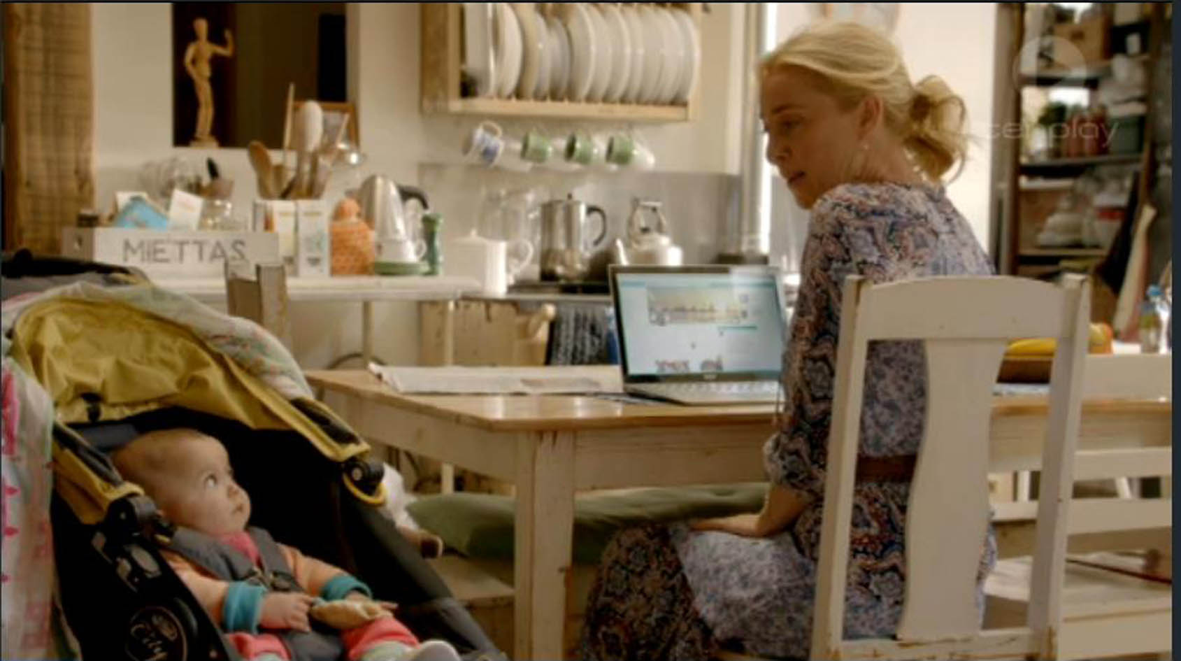 Baby Jogger stroller on Offspring S5 E6